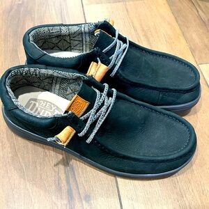 Men’s black leather Hey Dudes size 9. Excellent condition.